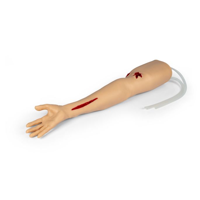 Trauma Tina, arm met sterk bloedende wonden
