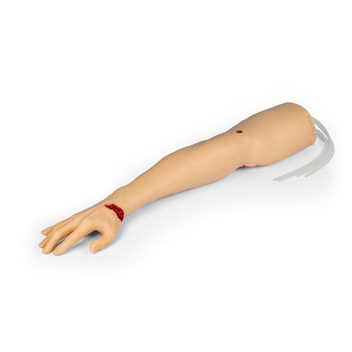 Trauma Tina, arm met sterk bloedende wonden